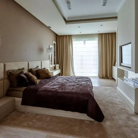 Great 3 Bdr Colloseum Apartment *